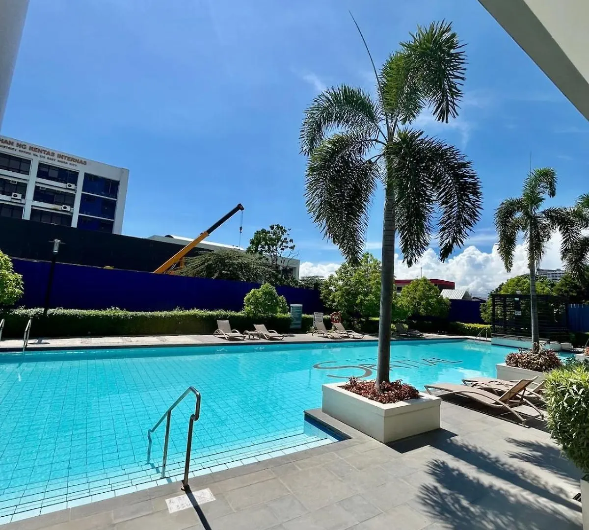Davao Downtown Condo With Pool Access